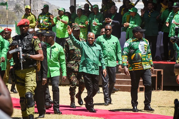 John Magufuli (centre)