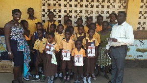 Ms. Wendy Brown Derns (L) in a group photograph with the school children and teachers