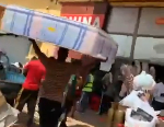 Watch as man returns 'rubber' mattress to China Mall for refund