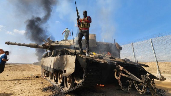 Hamas military wing, di Izzedine al-Qassam Brigades, destroy Israeli tank for Gaza City on 7 Oct
