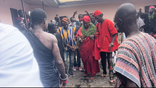 Obaatanpa Ama Eduwa I performing a traditional rite