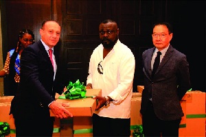 Addissorn Rotrakam, Chairman of Siam Battery presenting an award to one of their  distributors