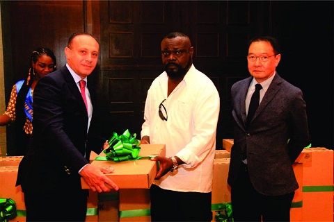 Addissorn Rotrakam, Chairman of Siam Battery presenting an award to one of their  distributors