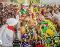 When the Asantehene (R) stood while in state to exchange pleasantries with the Ga Mantse