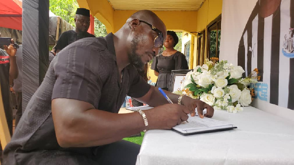 Stephen Appiah signing the book of condolence