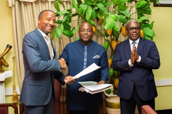Officials of COCOBOD signed a contract to finance cocoa purchases