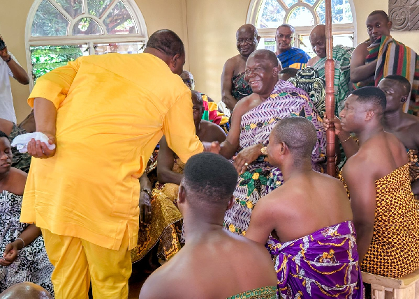 Alan Kyerematen greeting the Asantehene