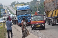 The police controlling traffic jam on the Kumasi-Accra highway , as a result of an broken vehicles