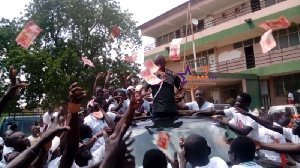 PNC's parliamentary candidate for Bolgatanga Central, Thomas Akurugu, showers electorate with cash