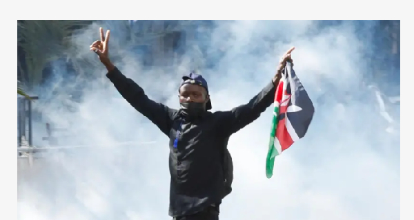 Kenyan police don fire tear gas and rubber bullets to scata protesters