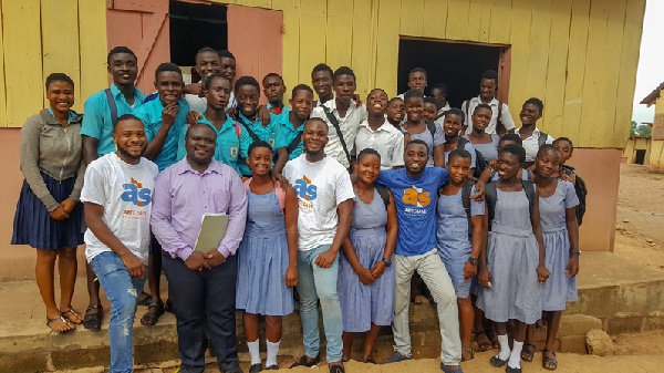 Officials of the NGO pose with the students after the mentorship session