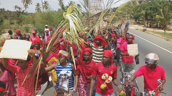 Aggrieved  Agbozume and Klikor residents clad in red to pour their displeasure