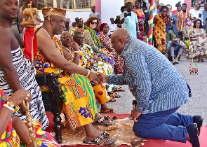 Henry Quartey kneeling before Ga Mantse