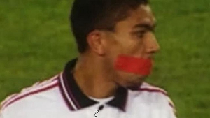 Giovane Elbar tapped his mouth during a game