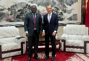 Seidu Issifu (L) with Tong Defa during the meeting