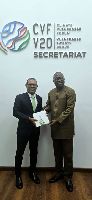 Secretary-General of CVF-V20, Mohamed Nasheed (L) and Ghana's Minister of Climate Change (R)