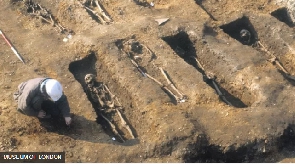 Dem use human remains from di plague pit inside London for di genetic analysis.
