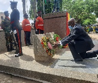 Eric Kwakye Darfour laying a wreath on behalf of the government