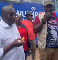 A photo of Dr Bawumia eating roasted plantain