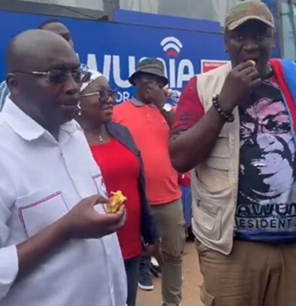 A photo of Dr Bawumia eating roasted plantain