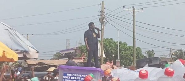 Nana Kwame Bediako addressing Ghanaians at his Accra Road Show