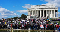 Protesters gada for front of di Lincoln Memorial in Washington DC