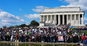 Protesters gada for front of di Lincoln Memorial in Washington DC