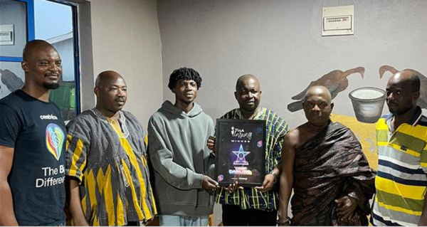 TGMAs Unsung Artiste of the Year, Yaw Darling in a photo with some Assin Fosu chiefs and elders