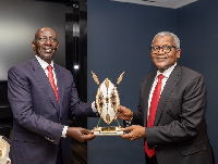 President William Samoei Ruto (L) with Aliko Dangote (R)