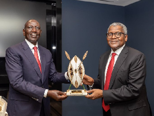 President William Samoei Ruto (L) with Aliko Dangote (R)