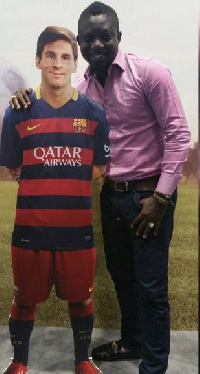 Bill Asamoah with Lionel Messi's statue