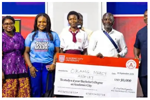 Mercy Adjeley Okang (M) pictured with her scholarship award after the presentation