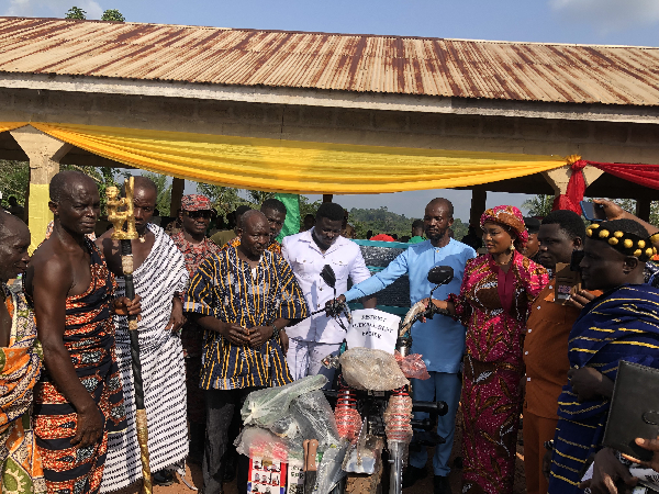 MP, DCE and chief of Amuni presenting overall best farmer award