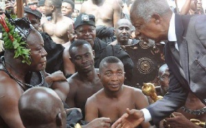 The late Kofi Annan exchanging pleasantries with Asantehene Otumfuo Osei Tutu II