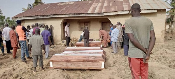 Coffins of di pipo wey die as dem dey arrange am