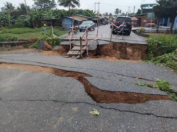 An image of the dilapidated bridge showing visible cracks