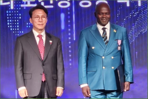 Dr Samuel Kaba Akoriyea, received the Diplomatic Service Medal from Lee Jae Myung (R)