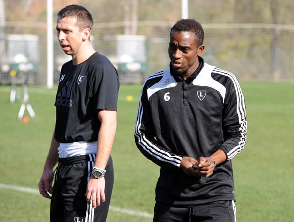 Kassenu Ghandi (right) signs for Hearts