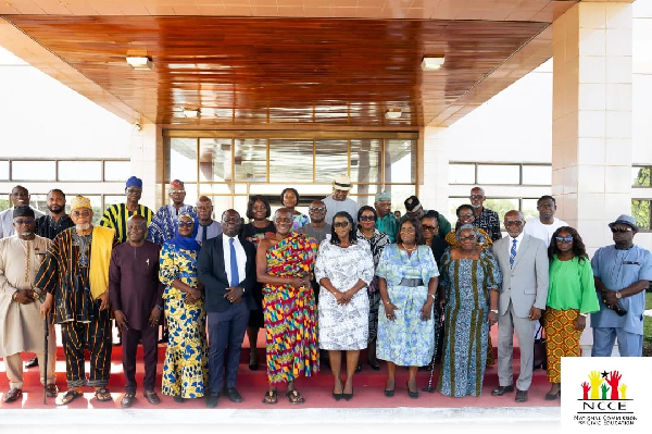 A group photo of the representatives of the two institutions