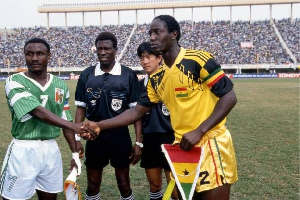 Anthony Baffoe (R) shakes the hand of Saint Joseph (L) before the 1992 AFCON final