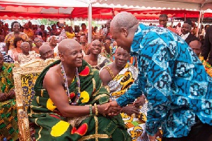 Mahama shaking hands with Togbe Afede XIV