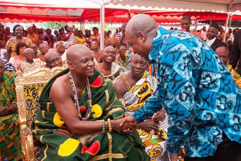Mahama shaking hands with Togbe Afede XIV
