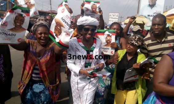 Nana Konadu Agyemang-Rawlings campaigning at Dome market in Accra