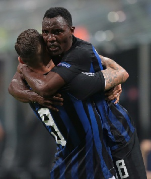 Icardi celebrates his goal with Kwadwo Asamoah