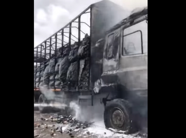 The cargo truck carrying rubber raw materials partially burnt