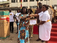 A nurse from KATH receiving an award