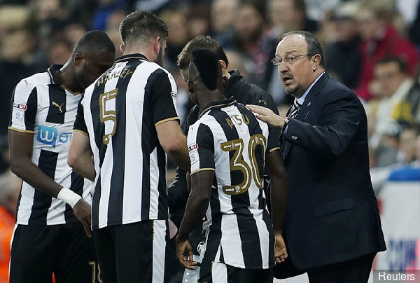 Atsu and mates taking an advice from Benitez