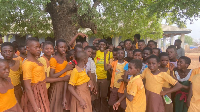 Lamisi, in yellow shirt (M) with students from Nothern Region, Ghana / © Lamisi Music Foundation