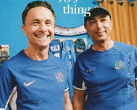 Former Chelsea players Roberto Di Matteo(R) and Dennis Wise (L)