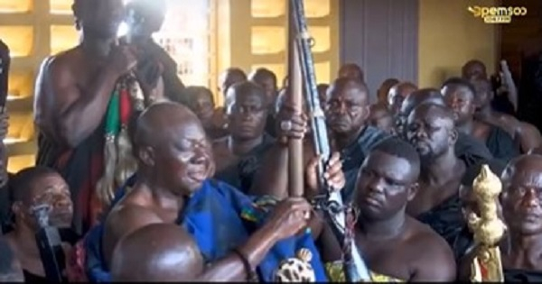 Otumfuo holding the Agyaponmaa - the gun with the bead of an Asantehene's wife